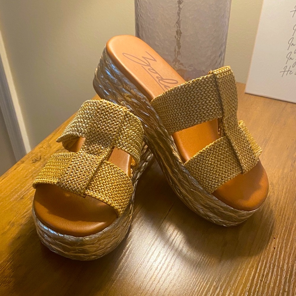 Zodiac Tan Woven Platform Sandals size 8.5